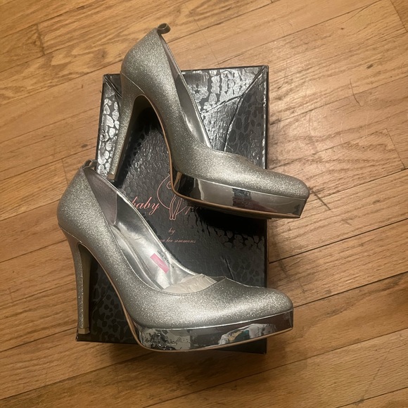 Baby Phat “Mulberry” Platform Pumps with Anklet - Picture 4 of 9